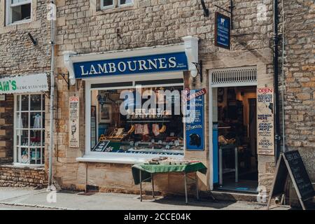 Stow-on-the-Wold, Großbritannien - 10. Juli 2020: Fassade der Lambournes Metzgerei in Stow-on-the-Wold, einer Marktstadt in Cotswolds, Großbritannien, gebaut am Roman Fosse Way. Stockfoto