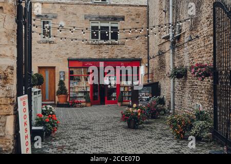 Stow-on-the-Wold, Großbritannien - 10. Juli 2020: Barsoi Buchhandlung vor und Gehweg zu ihm in Stow-on-the-Wold, eine Marktstadt in Cotswolds, Großbritannien, gebaut auf Ro Stockfoto