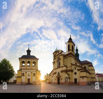 Ivano-Frankiwsk, Stiftskirche (links), Präkarpatenmuseum (ehemalige Pfarrkirche der Jungfrau Maria), Sheptyzki-Platz in Ivano-Frankiwsk Oblast, Ukrai Stockfoto