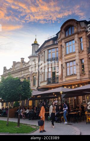 Ivano-Frankivsk, Haus, Restaurant Fabbrica, Rathaus (hinten) in Ivano-Frankivsk Oblast, Ukraine Stockfoto