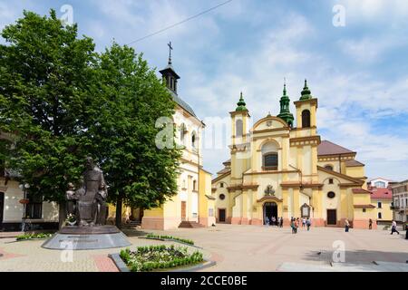 Ivano-Frankiwsk, Stiftskirche (links), Präkarpatenmuseum (ehemalige Pfarrkirche der Jungfrau Maria), Sheptyzki-Platz in Ivano-Frankiwsk Oblast, Ukrai Stockfoto