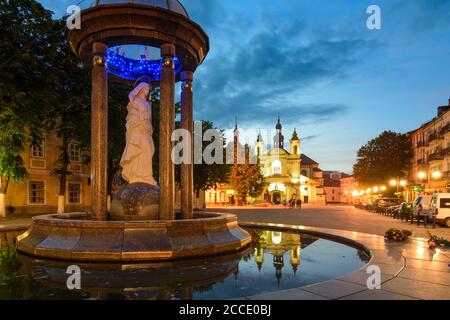 Ivano-Frankiwsk, Prekarpath-Kunstmuseum (ehemalige Pfarrkirche der Jungfrau Maria), Sheptyzki-Platz, Brunnen in Ivano-Frankiwsk Oblast, Ukraine Stockfoto
