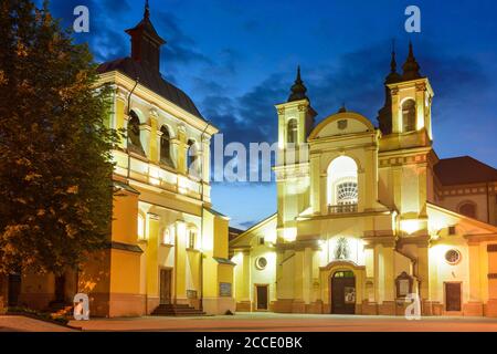 Ivano-Frankiwsk, Stiftskirche (links), Präkarpatenmuseum (ehemalige Pfarrkirche der Jungfrau Maria), Sheptyzki-Platz in Ivano-Frankiwsk Oblast, Ukrai Stockfoto