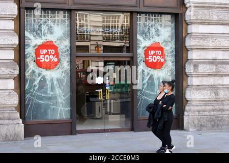 London, Großbritannien - 21. August 2020 während der andauernden Pandemiekrise im West End von London, Piccadilly, wurden die Geschäfte geschlossen. Quelle: Nils Jorgensen/Alamy Live News Stockfoto