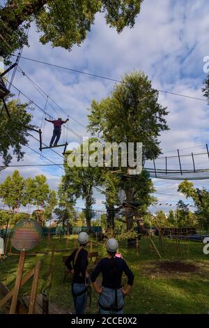 Wien, Hochseilgarten, Kletterer, auf der Insel Gänsehäufel in Österreich, Wien, 22. Donaustadt Stockfoto