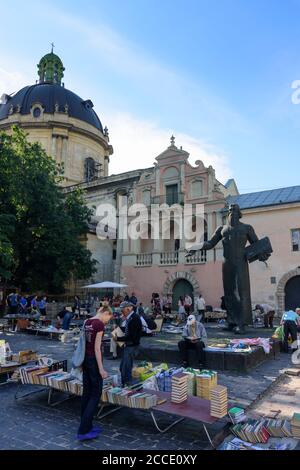 Lviv (Lwiw, Lemberg), Dominikanische Kirche, Buchmarkt, Ivan Fedorov Statue in Lviv Oblast, Ukraine Stockfoto