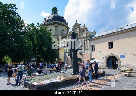 Lviv (Lwiw, Lemberg), Dominikanische Kirche, Buchmarkt, Ivan Fedorov Statue in Lviv Oblast, Ukraine Stockfoto