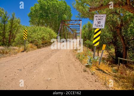 Die historische Brücke in Perkinsville Arizona, die den Verde River überquert. Stockfoto