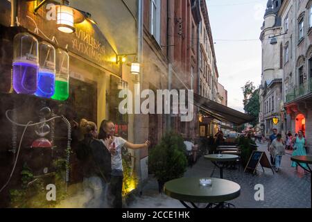 Lviv (Lwiw, Lemberg), Bar 'Galicische Alchemie' in Virmenska Straße, Restaurant in Lviv Oblast, Ukraine Stockfoto