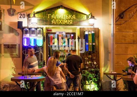 Lviv (Lwiw, Lemberg), Bar 'Galicische Alchemie' in der Virmenska Straße in Lviv Oblast, Ukraine Stockfoto