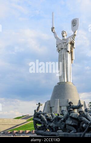 Kiew (Kiew), Rodina Mat (Vaterlandsdenkmal), Denkmal "Durchquerung des Dneprs" in Kiew, Ukraine Stockfoto