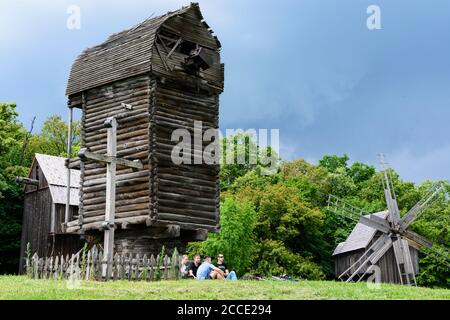 Kiew (Kiew), Museum für Volksarchitektur und Volkswege der Ukraine in Pyrohiv, Holzwindmühle in Kiew, Ukraine Stockfoto