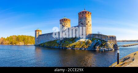 Schöne Aussicht auf Olavinlinna, Olofsborg alte Festung, die aus dem 15. Jahrhundert mittelalterlichen drei - Turm Burg in Savonlinna Stadt an einem sonnigen Mai Stockfoto