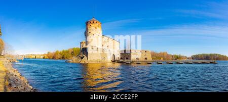 Schöne Aussicht auf Olavinlinna, Olofsborg alte Festung, die aus dem 15. Jahrhundert mittelalterlichen drei - Turm Burg in Savonlinna Stadt an einem sonnigen Mai Stockfoto