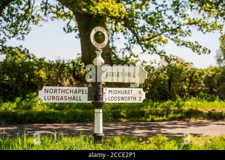 Ein Wegweiser im Dorf Lickfold. Ziele auf der Fingerpost sind Bexley Hill, Midhurst, Lodsworth, Northkapelle und Lurgashall. Stockfoto