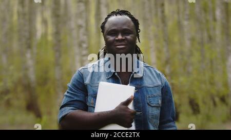 Porträt eines jungen afrikanischen Mannes mit Tablet im Park. Hochwertige Fotos Stockfoto