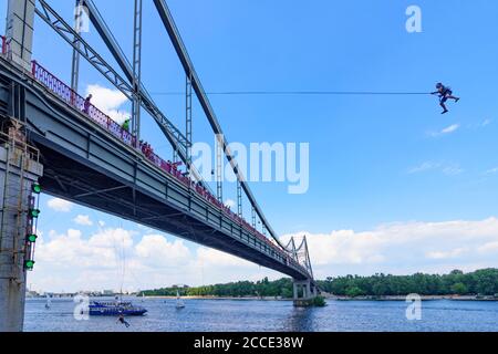 Kiew (Kiew), Bungee Jumping, Fluss Dnipro (Dnjepr), Parkovy (Fußgängerbrücke) zur Trukhaniv Insel, Passagierschiff in Kiew, Ukraine Stockfoto