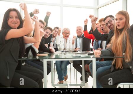Gruppe von Geschäftsleuten oder Mitarbeitern treffen oder Seminar in Offi Stockfoto