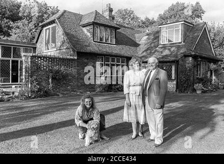 HEMEL HEMPSTEAD - UK 1988: Bill & Jennifer Heeps und Sarah Jane (Tochter) posieren für die Kamera dort zu Hause in Longcroft Lane, Hemel Hempstead, UK in Stockfoto