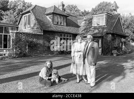 HEMEL HEMPSTEAD - UK 1988: Bill & Jennifer Heeps und Sarah Jane (Tochter) posieren für die Kamera dort zu Hause in Longcroft Lane, Hemel Hempstead, UK in Stockfoto