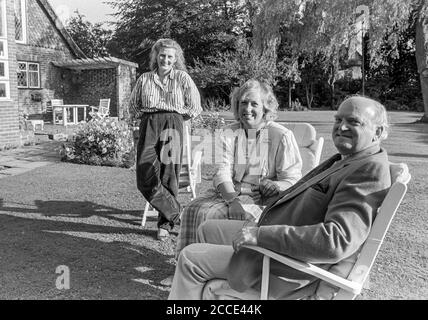 HEMEL HEMPSTEAD - UK 1988: Bill & Jennifer Heeps und Sarah Jane (Tochter) posieren für die Kamera dort zu Hause in Longcroft Lane, Hemel Hempstead, UK in Stockfoto