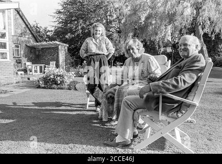 HEMEL HEMPSTEAD - UK 1988: Bill & Jennifer Heeps und Sarah Jane (Tochter) posieren für die Kamera dort zu Hause in Longcroft Lane, Hemel Hempstead, UK in Stockfoto