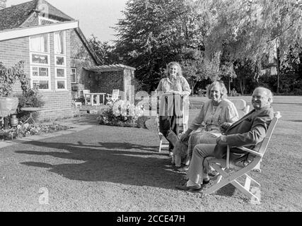 HEMEL HEMPSTEAD - UK 1988: Bill & Jennifer Heeps und Sarah Jane (Tochter) posieren für die Kamera dort zu Hause in Longcroft Lane, Hemel Hempstead, UK in Stockfoto