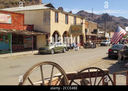 Oatman, AZ / USA – 12. Oktober 2016: Ein Blick auf die Gebäude der Route 66 Touristenstadt Oatman, Arizona. Stockfoto