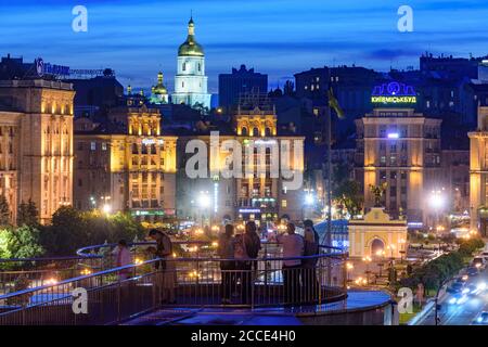 Kiew (Kiew), Maidan Nezalezhnosti (Unabhängigkeitsplatz), Blick nach Westen, Glockenturm der Sophienkathedrale in Kiew, Ukraine Stockfoto