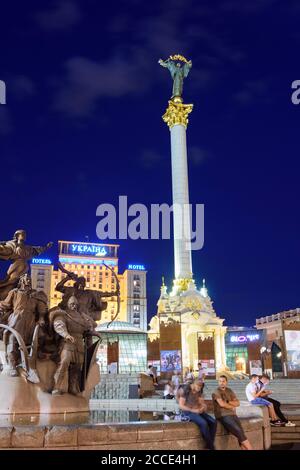 Kiew (Kiew), Maidan Nezalezhnosti (Unabhängigkeitsplatz), Denkmal für die Gründer von Kiew, Hotel Ukraine, Unabhängigkeitsdenkmal in Kiew, Ukraine Stockfoto