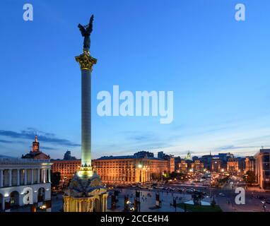 Kiew (Kiew), Maidan Nezaleschnosti (Unabhängigkeitsplatz), Petro Tschaikowsky Nationale Musikakademie der Ukraine (links), Unabhängigkeitsdenkmal, rostige Disp Stockfoto