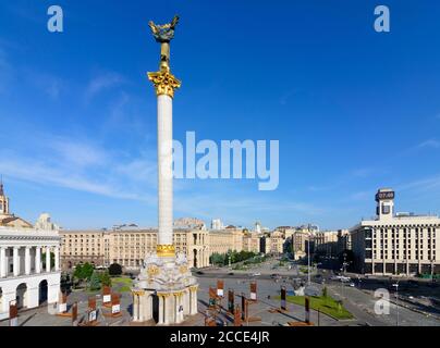 Kiew (Kiew), Maidan Nezaleschnosti (Unabhängigkeitsplatz), Petro Tschaikowsky Nationale Musikakademie der Ukraine (links), Unabhängigkeitsdenkmal, rostige Disp Stockfoto