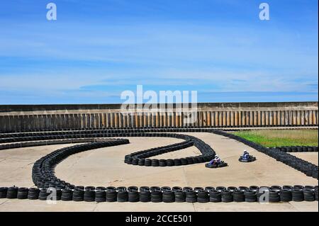 Zwei Go-Karts Rennen rund um die Rennstrecke in Blackpool Stockfoto