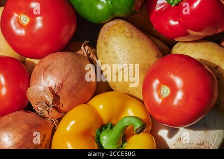 Makroaufnahme eines Korbes mit verschiedenen Gemüse im Sonnenlicht. Stockfoto