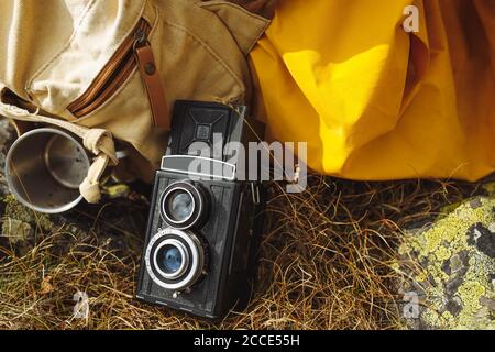 Angenehmer junger Mann ist interessiert, Fotos zu machen, Wanderer mit seiner Kamera. Nahaufnahme abgeschnitten Foto Stockfoto