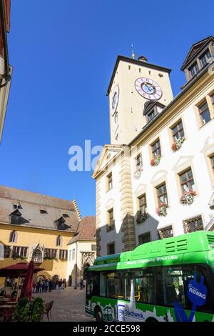 Regensburg, Altes Rathaus, Standort des Immerwährender Reichstages, Elektrobus in Oberpfalz, Bayern, Stockfoto