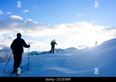 Hochfilzen, Menschen, Langlaufen, Hang, Sonne in den Kitzbüheler Alpen, Pillersee Tal, Tirol, Österreich Stockfoto