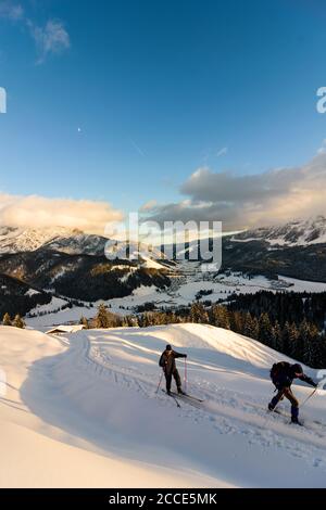 Hochfilzen, Menschen, Langlaufen, Blick auf Hochfilzen in den Kitzbüheler Alpen, Pillersee Tal, Tirol, Österreich Stockfoto