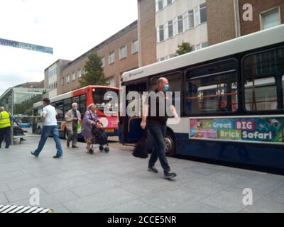 Passagiere steigen in einen Bus in Exeter, Großbritannien, mit Gesichtsbezügen, die getragen werden müssen Stockfoto