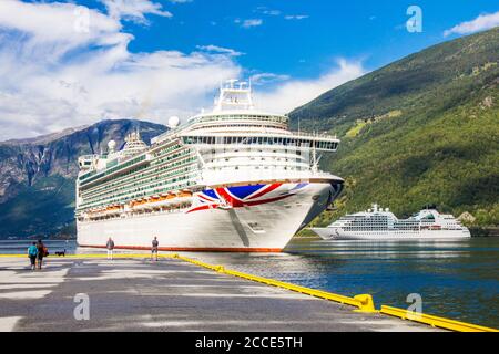 Luxus-Kreuzfahrtschiff Abfahrt im Hafen von Flam nach Stavanger, in sonnigen Sommertag, Flam Norwegen. 25. Juli 2017. Stockfoto