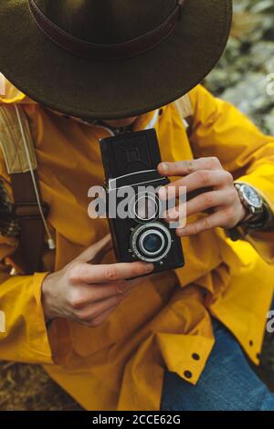 Angenehmer junger Mann ist interessiert, Fotos zu machen, Wanderer mit seiner Kamera. Nahaufnahme abgeschnitten Foto Stockfoto