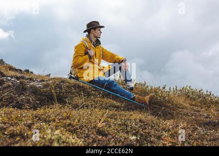 Junge aktive Touristen liebt Landschaft, volle Länge Seitenansicht Foto. Stockfoto
