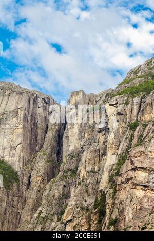 Von unten gesehen zu einer berühmten Touristenattraktion Prekestolen in der Gemeinde Forsand im Bezirk Rogaland, Norwegen. Stockfoto