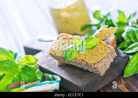 Senf im Glas Bank und auf einem Tisch Stockfoto