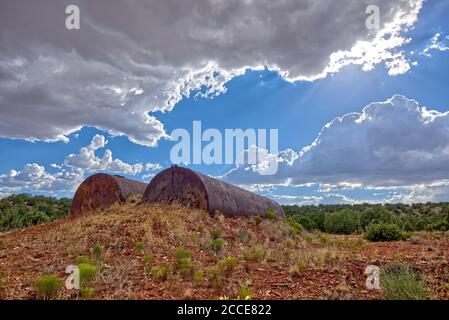 Ein Paar rostende Stahltanks halb begraben in der Nähe eines verlassenen Viehzucht Corral im Prescott National Forest östlich von Paulden Arizona. Das ist öffentlich Stockfoto