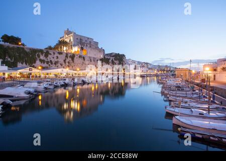 Alter Hafen mit Rathaus, Ciutadella, Menorca Stockfoto