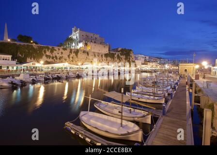 Alter Hafen mit Rathaus, Ciutadella, Menorca Stockfoto