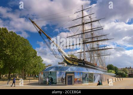 Cutty Sark, Greenwich, South East London, England. Freitag, 21. August 2020. Wetter in Großbritannien. An einem Tag mit sonnigen Abständen und einer leichten Brise ist das Cutty Sark Museum in Greenwich ungewöhnlich ruhig, da die Besucherzahlen in der gesamten Hauptstadt durch die anhaltende Coronavirus-Pandemie erheblich reduziert werden. Quelle: Terry Mathews/Alamy Live News Stockfoto