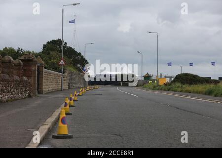 Troon, Ayrshire, Schottland, Großbritannien. August 2020. Einwohner von Troon sind mit Parkbeschränkungen und der Schließung von Fußwegen bei AIG WOMENS Open Golf unzufrieden, da ein weit verbreitetes Parkverbot und eine Schließung öffentlicher Parkplätze in Kraft treten. Aber es gibt keine Zuschauer. Die Bewohner fragen sich, warum die Straßensperrungen mit allen Einschränkungen, wenn es keine Zuschauer geben wird?“ Ein Bewohner sagte: „Es sieht ungefähr so aus, als wenn die Open mit mehr als 200,000 Menschen in die Stadt kommt. Kredit: Alister Firth/Alamy Live Nachrichten Stockfoto