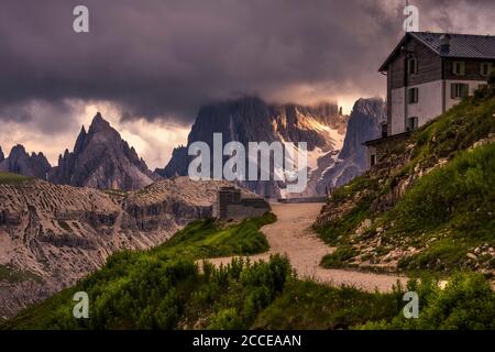 Tre Cime di Lavaredo, Sexten, Belluno, Rifugio Auronzo, Südtirol, Dolomiten, Italien, Hütte, Stockfoto